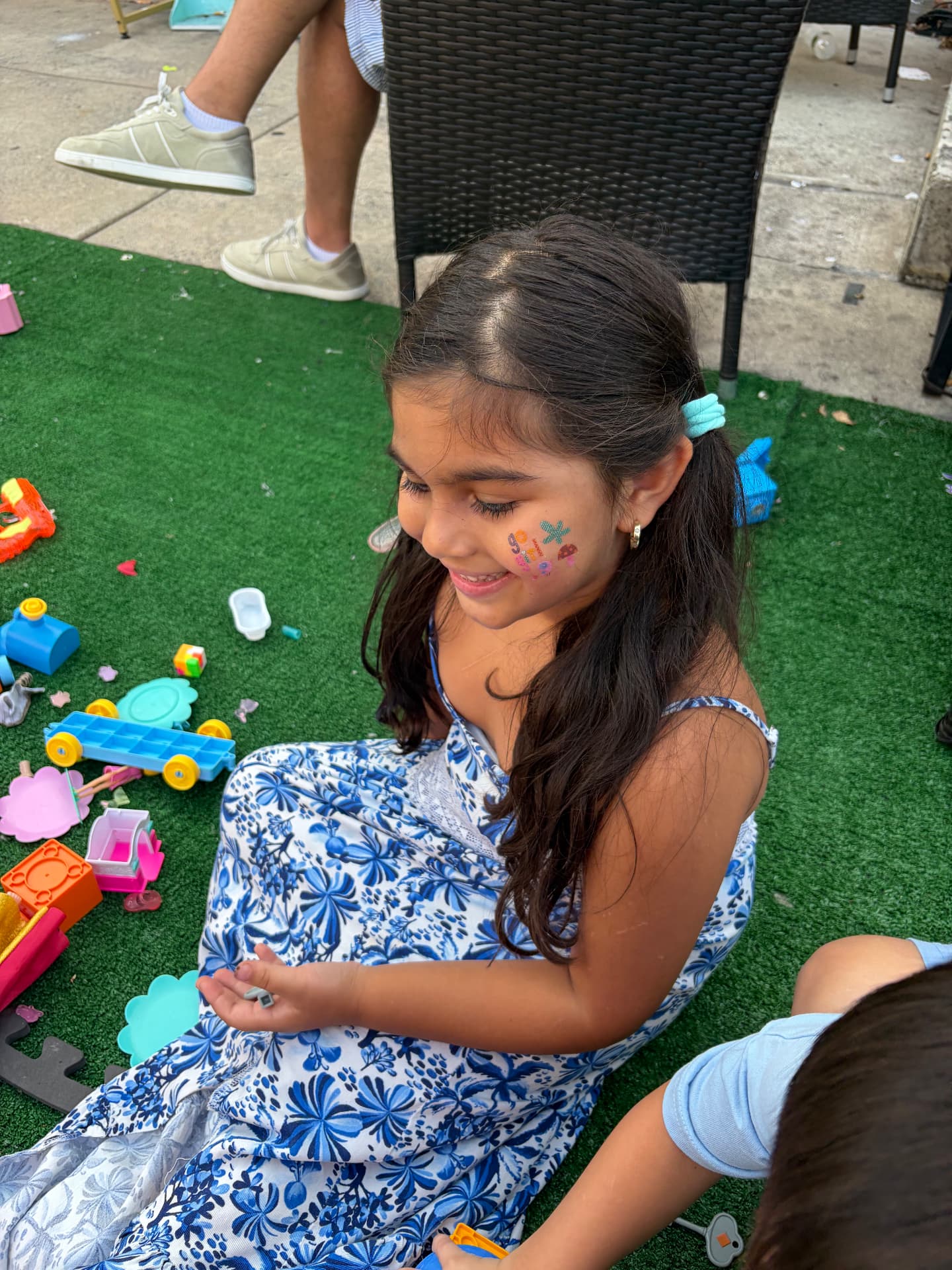 Kids playing with bubbles and flowers in a sensory bin